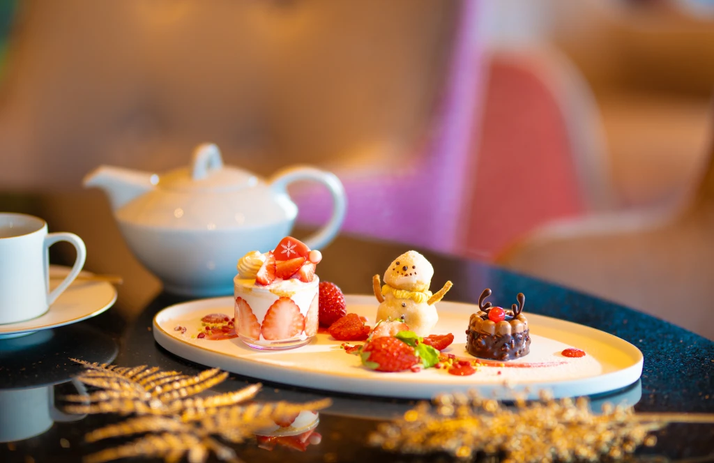 THE BAR CASTLE Christmas Petit Gateau Plate